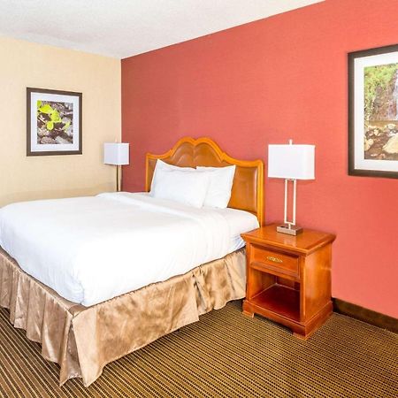 Ramada By Wyndham Salt Lake City North Temple Exterior foto