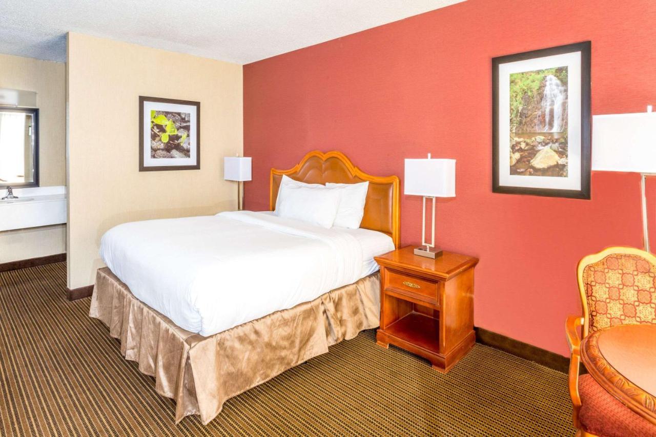 Ramada By Wyndham Salt Lake City North Temple Exterior foto
