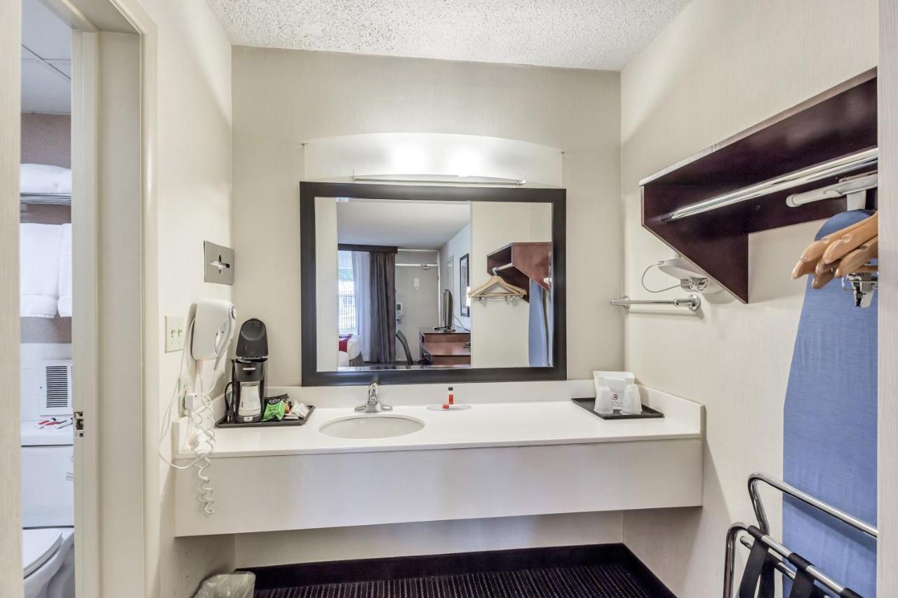 Ramada By Wyndham Salt Lake City North Temple Exterior foto